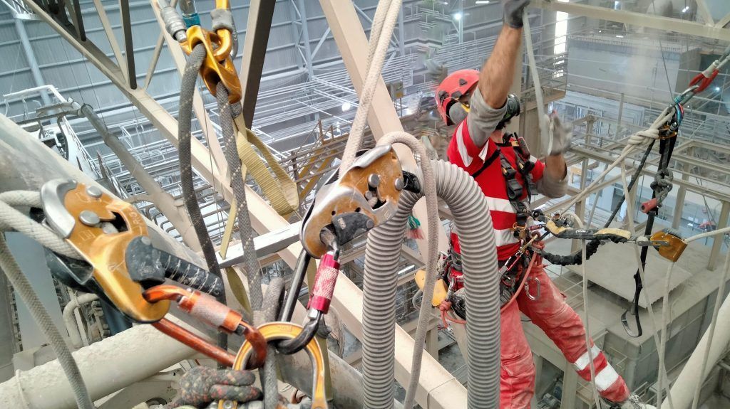 Trabajos verticales en artificial