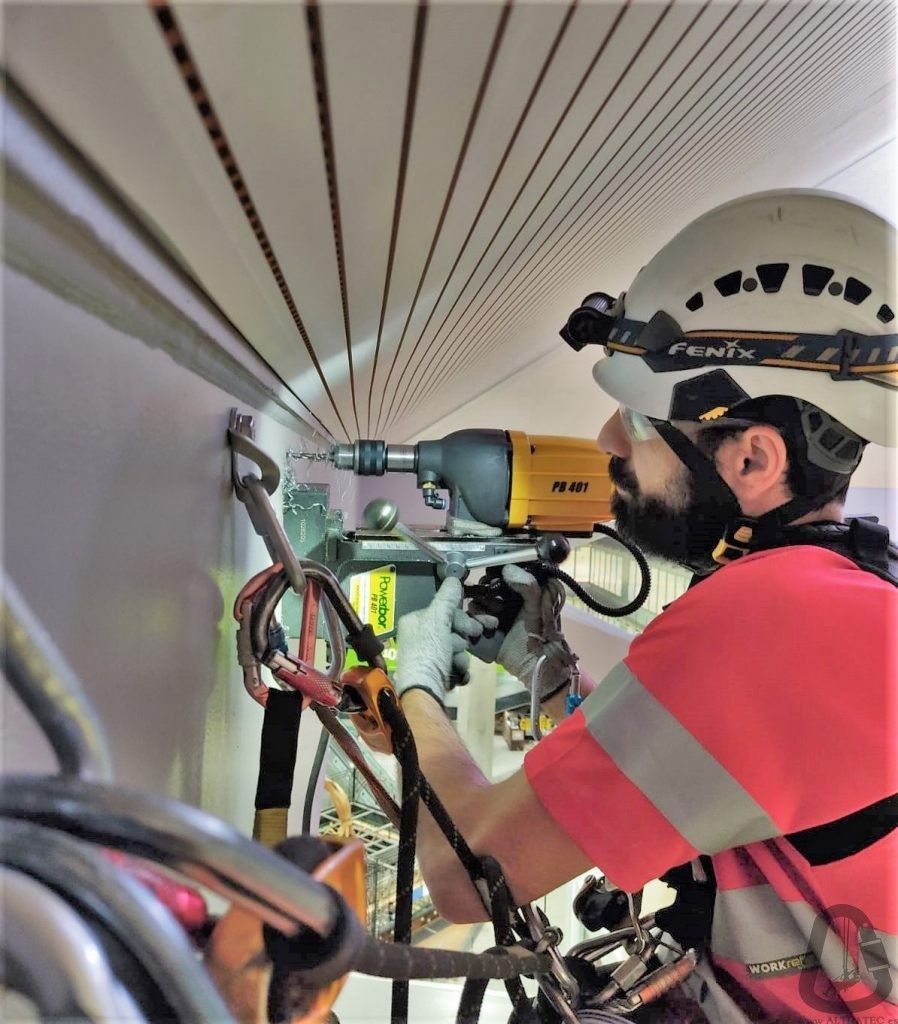 Trabajador de Altratec realizando anclaje EN 795 sobre viga de acero.